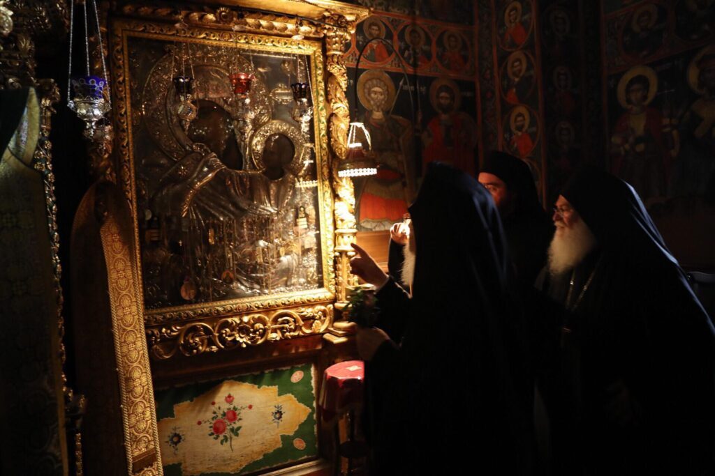 Вселенский Патриарх поклоняется Богородице Парамифии