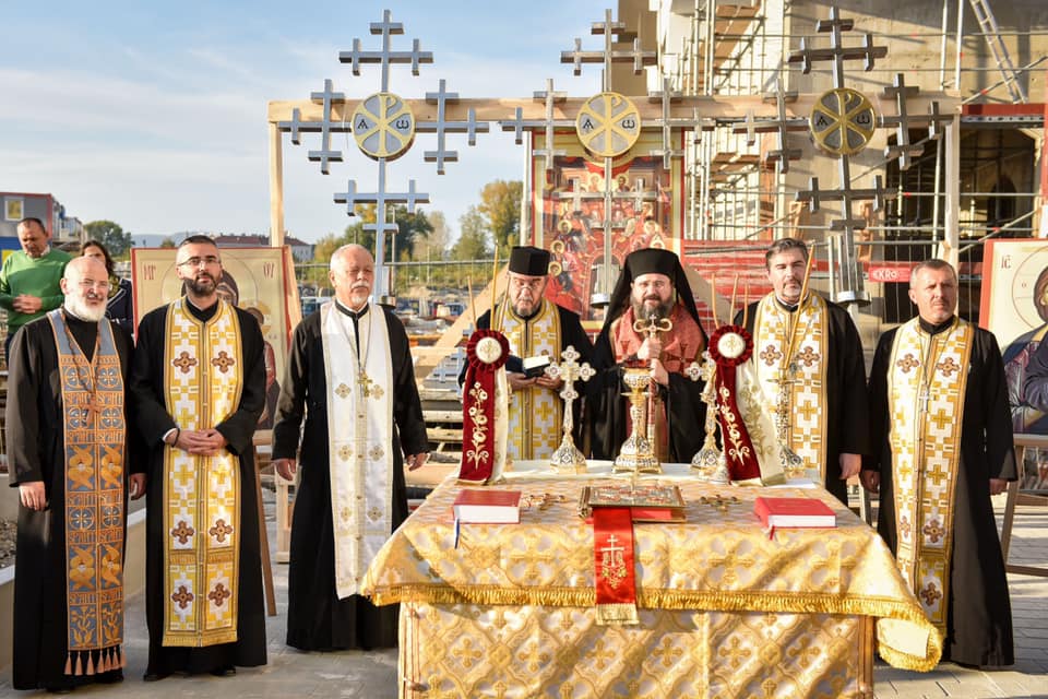 Preasfințitul Părinte Macarie a sfințit crucile noii biserici românești din Viena