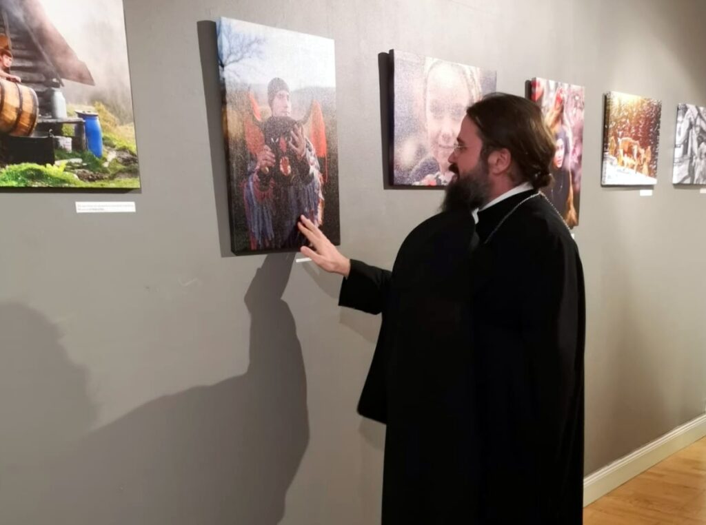 CSR, o expoziție care nu ne poate lăsa indiferenți / O punte pentru suedezi către satul românesc