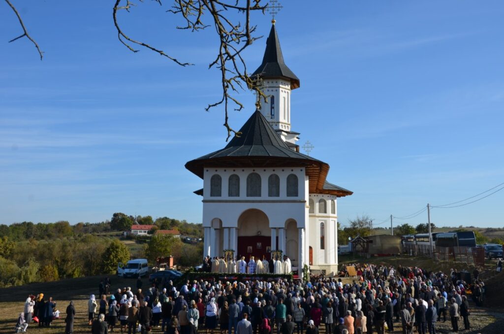 Rugăciuni închinate Sfintei Parascheva în satul natal al Patriarhului Daniel