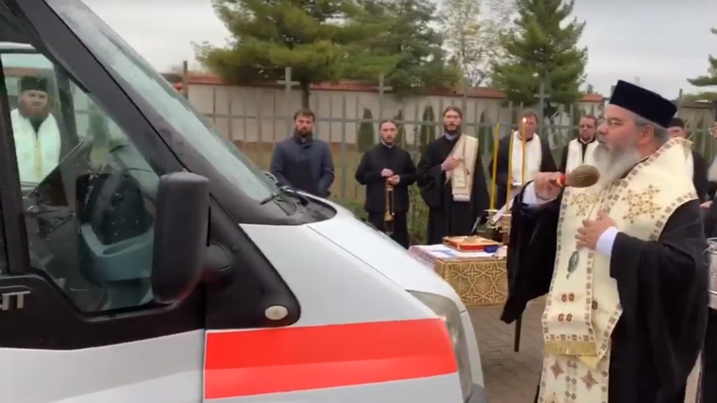Episcopia Hușilor va deschide un centru medical. Crucea Roșie din Bavaria a donat prima ambulanță