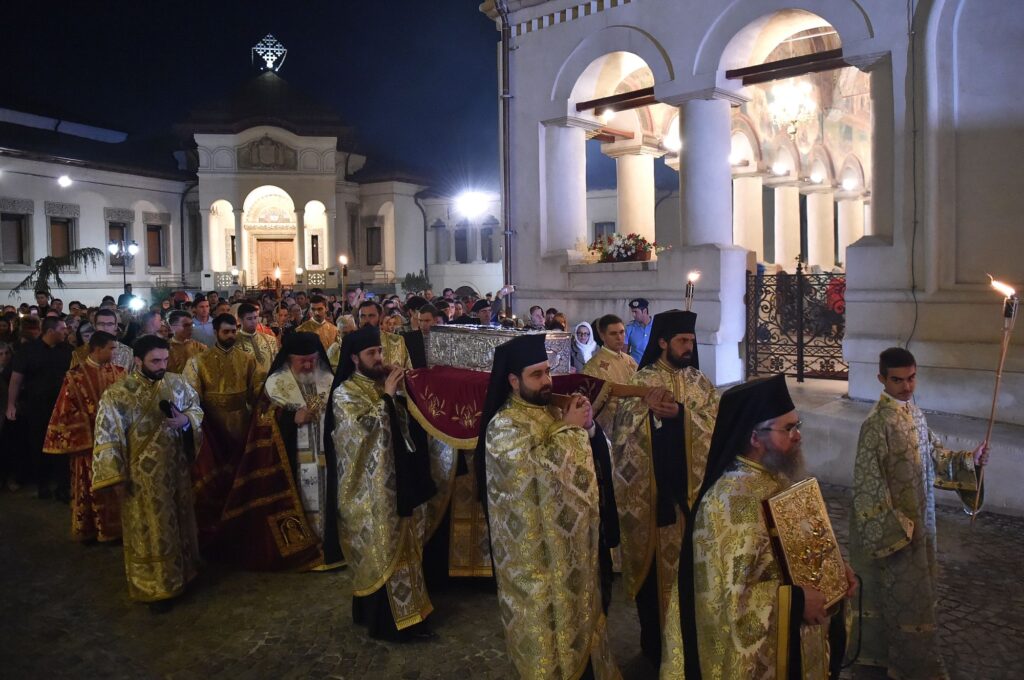 PS Varlaam Ploieşteanul a condus procesiunea de la Catedrala Patriarhală cu veşmântul Sf. Parascheva