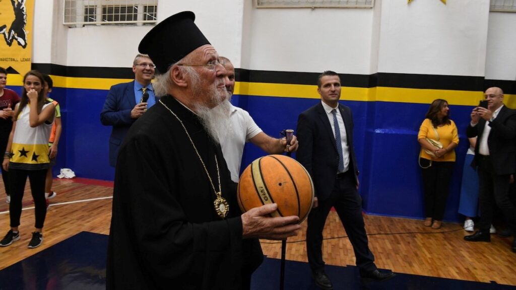Patriarhul Ecumenic înscrie un coș de trei puncte la inaugurarea unui teren de baschet din Istanbul