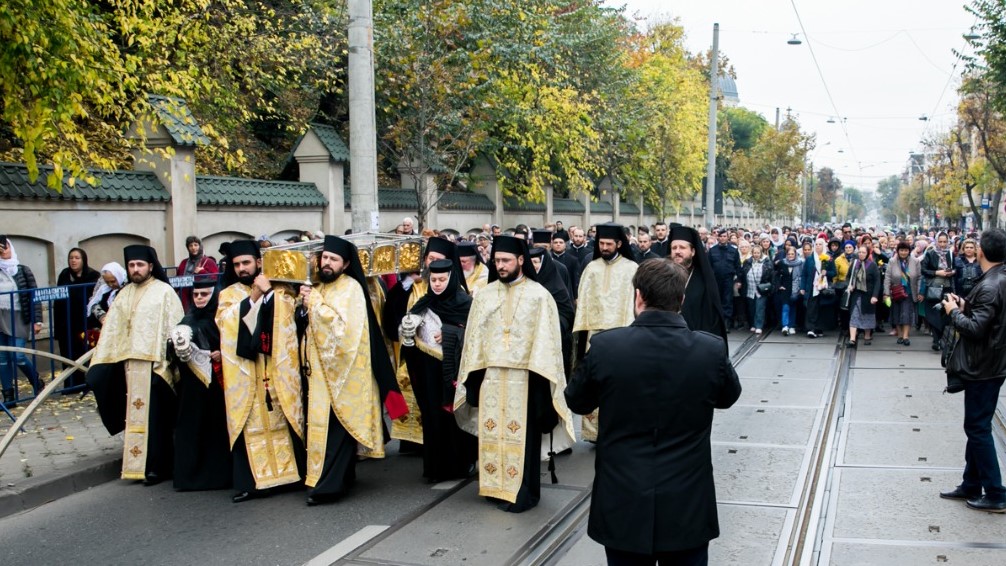 Pelerinii au umplut străzile capitalei: Procesiunea Sfinților Dimitrie, Dionisie și Filofteia