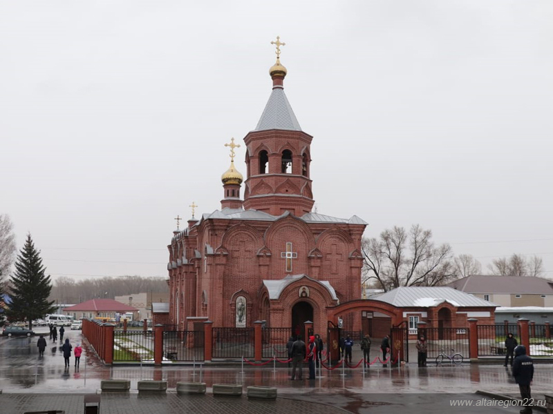 На Алтае после реконструкции освятили храм, где крестили конструктора КалашниковаРеконструкция храма Знамения Пресвятой Богородицы обошлась в 114 млн рублей