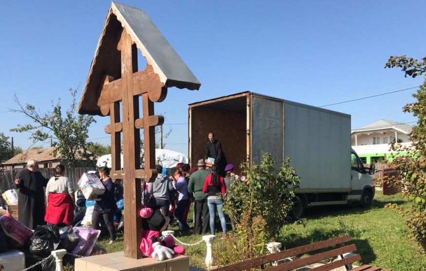 Voluntarii Paraclisului CMN: Trei camioane cu ajutoare în satele din Insula Mare a Brăilei