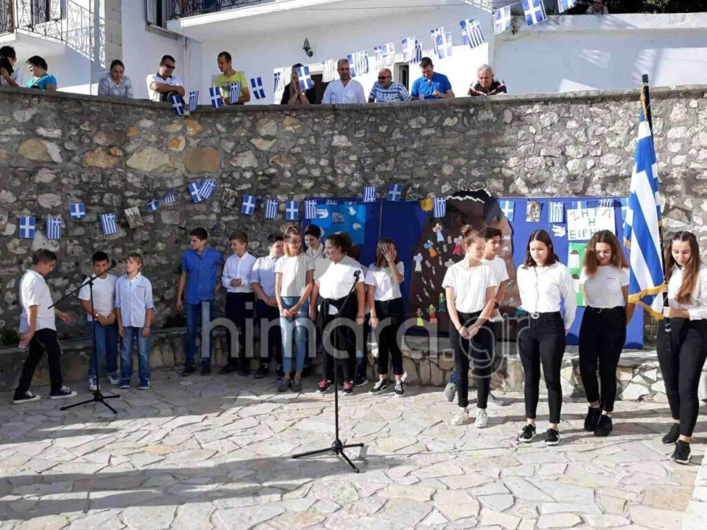 Τα ελληνόπουλα της Χιμάρας τιμούν την επέτειο του ΟΧΙ