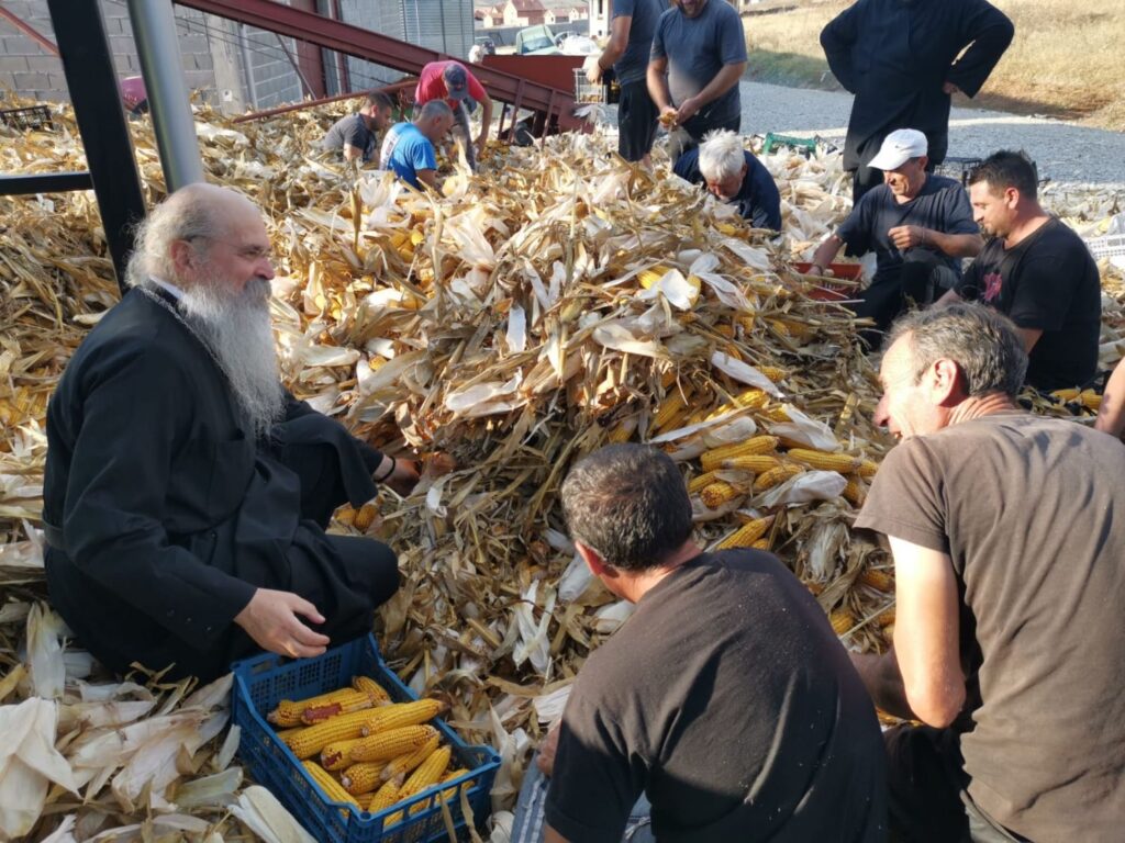 Епископ Теодосије на моби на економији манастира Грачанице
