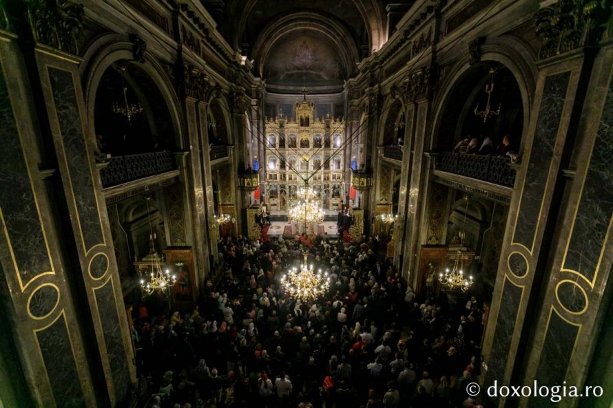 În imagini: Slujbă de noapte în cinstea Ocrotitoarei Iașilor