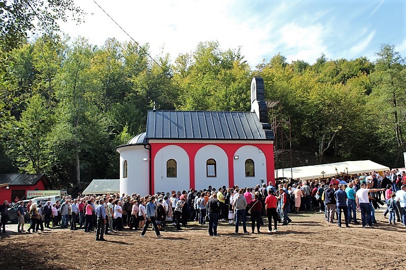 Освећана звона и крстови у Горњем Раковцу