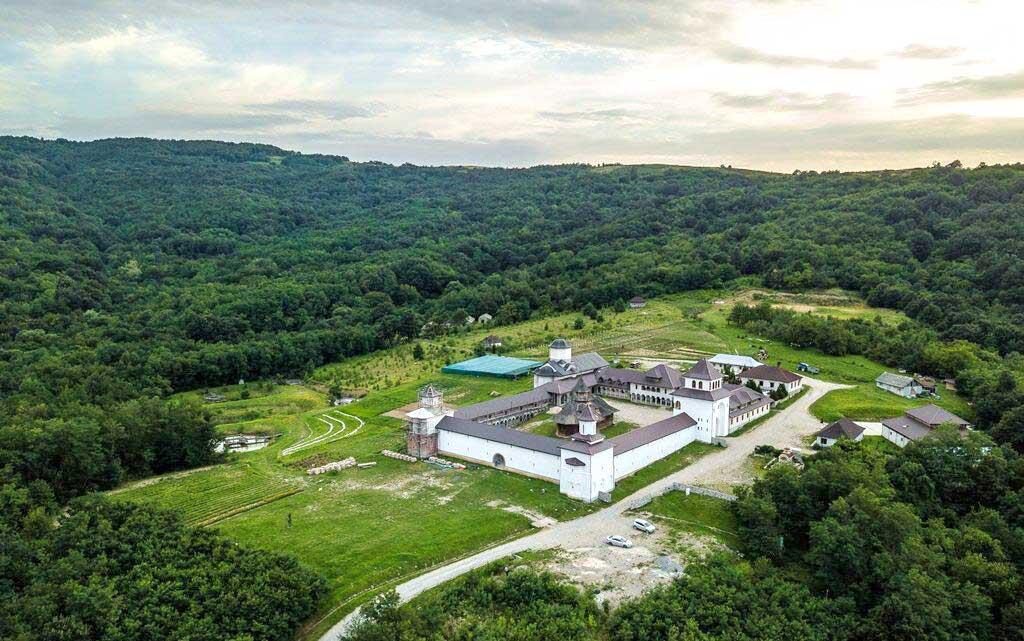 Mănăstirea Nera își sărbătorește hramul