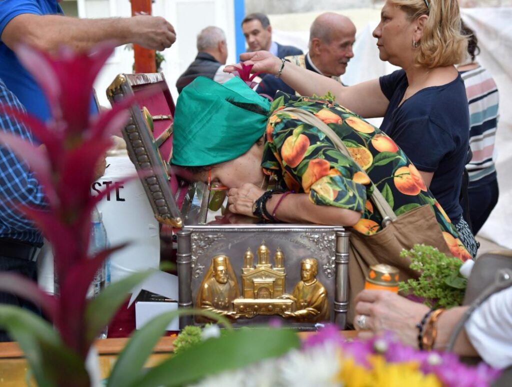 De ce creștinii se ating de sfintele moaște – PS Varlaam Ploieșteanul