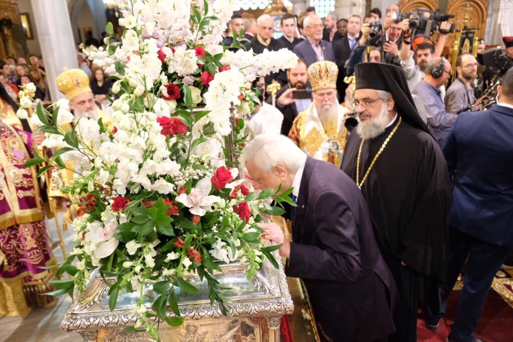 Președintele Greciei s-a închinat moaștelor Sfântului Dimitrie (FOTO)