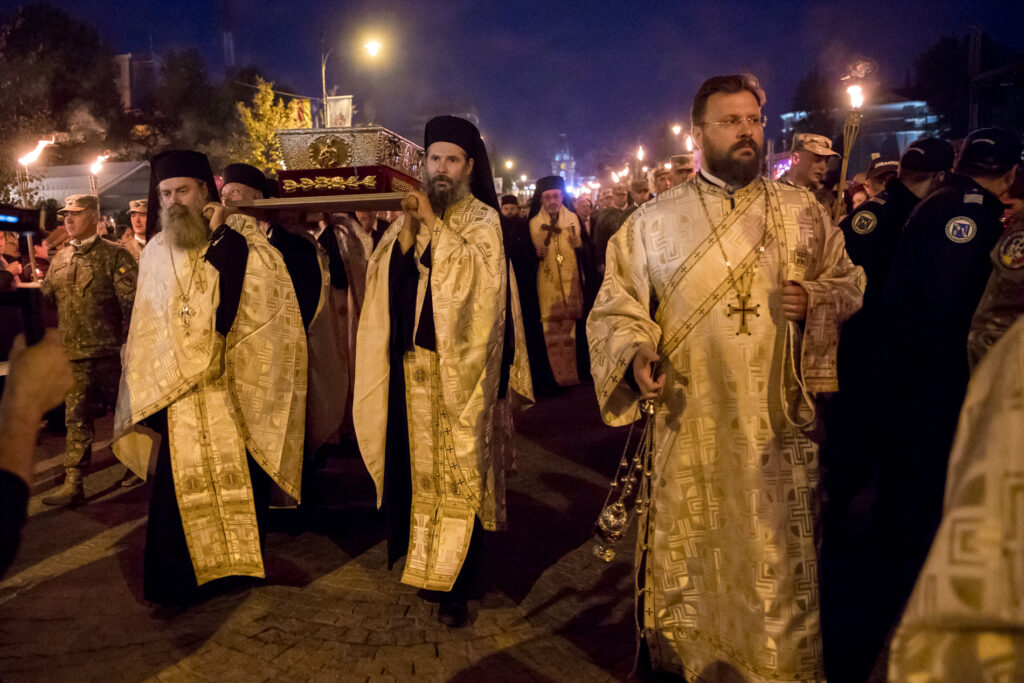 Ierarhi, clerici și credincioși au mers la Iași pe „Calea Sfinților”