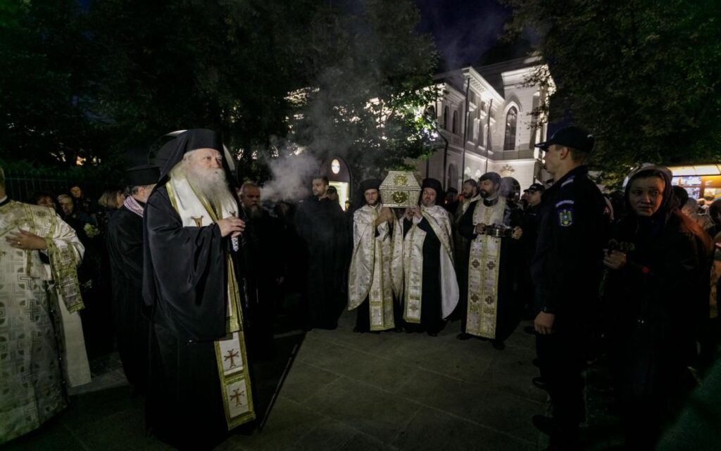 Iași: Racla cu moaștele Sf. Cuv. Parascheva a fost așezată pentru închinarea pelerinilor