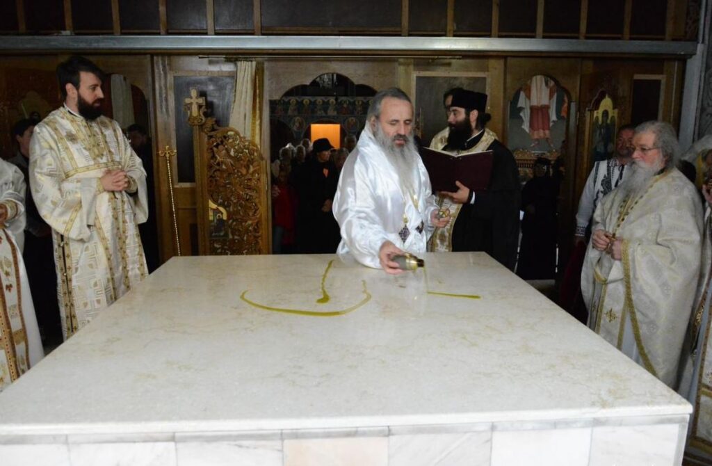 Paraclisul Parohiei „Sfântul Antonie” din Iași a primit veșmântul sfințirii