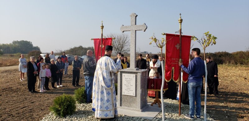 Света Литургија и освећење Крста у Трпињи