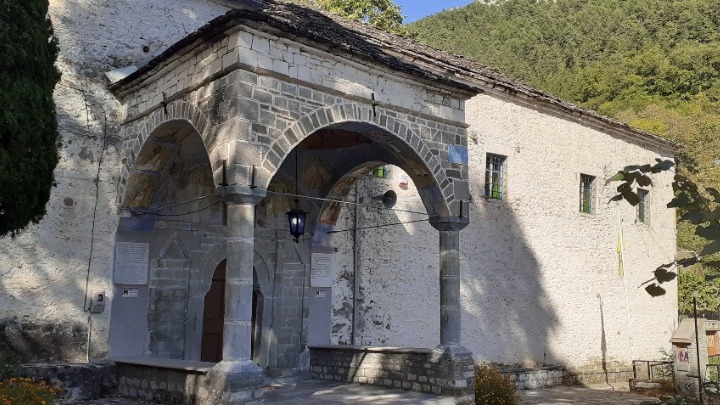 Ο ιστορικός ναός της Κόνιτσας που έχει πάρει κλίση λόγω κατολισθήσεων!