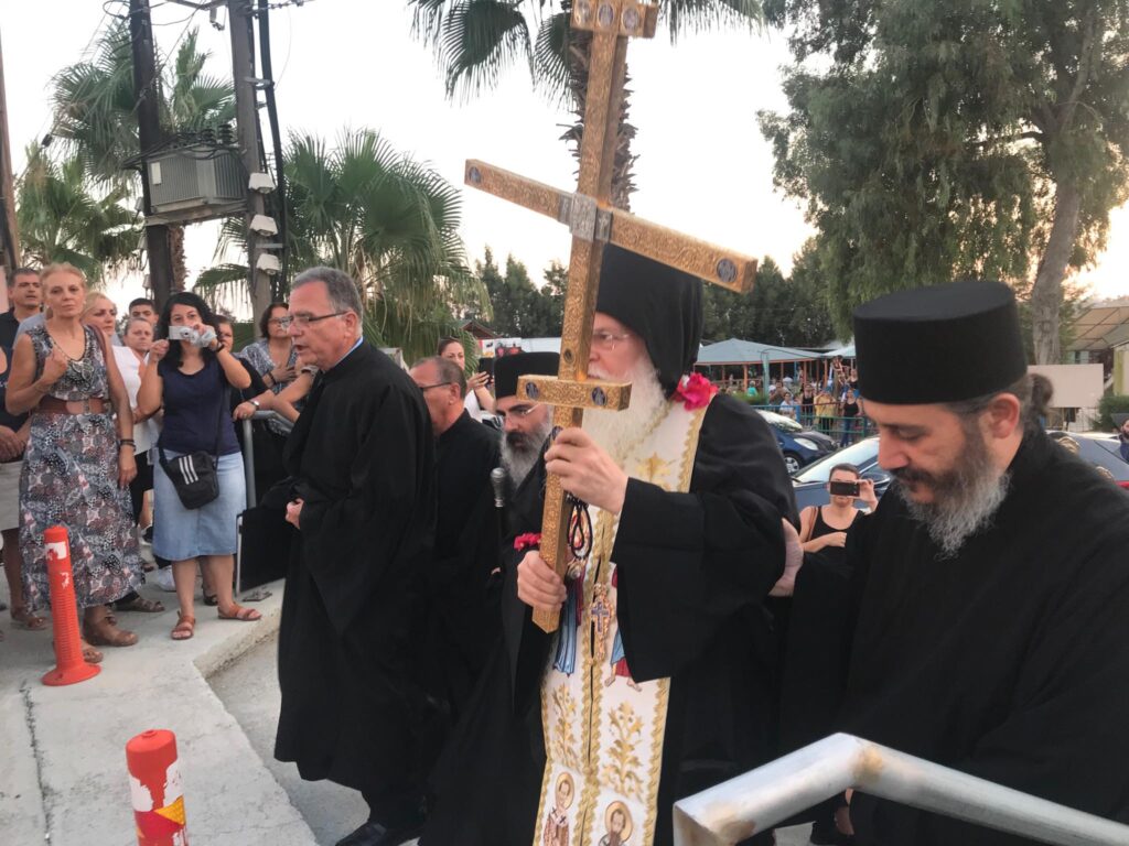 Τον Σταυρό του Μεγάλου Κωνσταντίνου υποδέχθηκαν στη Λεμεσό. Συγκίνηση στην προσφυγική περιοχή των Πολεμιδίων