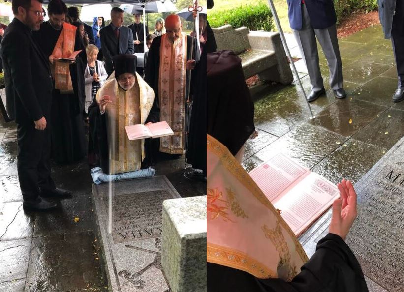 Ευλαβής προσκυνητής στον τάφο του προκατόχου του