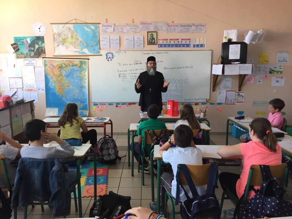 Ο «Εσταυρωμένος» στηρίζει άπορους μαθητές