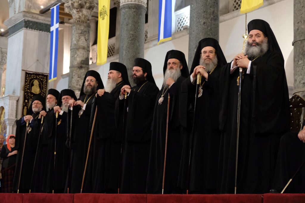 ΘΕΣΣΑΛΟΝΙΚΗ: Η Ακολουθία του πανηγυρικού Εσπερινού επί τη εορτή του Αγίου Δημητρίου – Ο κοσμος, με συνεχή ροή, έσπευσε να προσκυνήσει