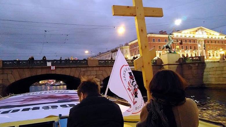 Участники крестного хода в Петербурге спустили на воду венок в память о жертвах абортов