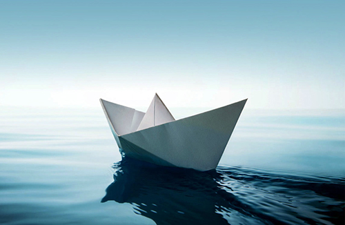 Сотрудники ГИБДД вместе со священниками пустили по Неве кораблики