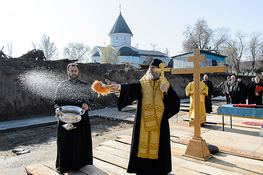 Митрополит Александр совершил закладку паломнического центра Иверско-Серафимовского монастыря Алма-Аты