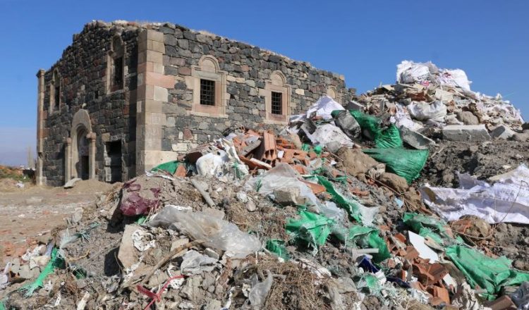 Σε χωματερή μετέτρεψαν την Εκκλησία του Αγίου Μηνά στο Ερζερούμ…