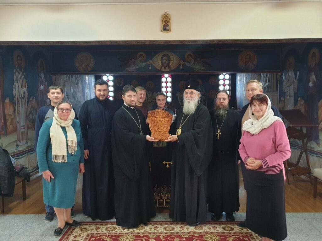 Поклоници из Русије на пријему код Епископа Милутина