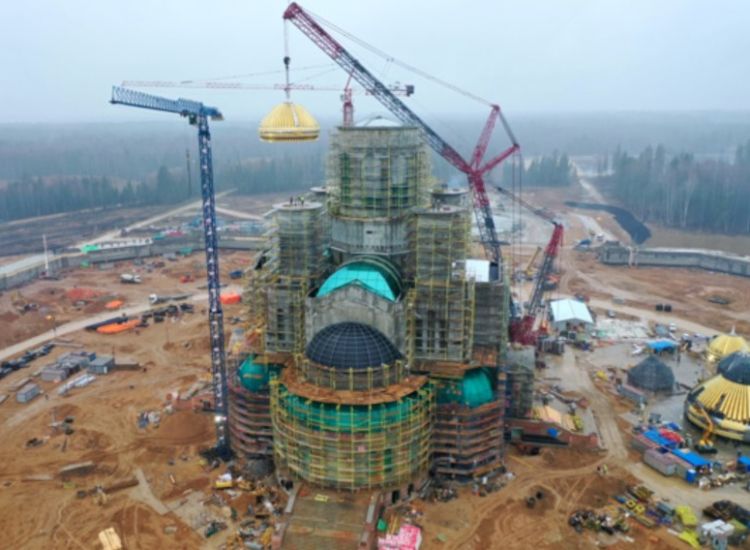 НА ГЛАВНОМ ХРАМУ ОРУЖАНИХ СНАГА РФ ПОДИГНУТА ПРВА КУПОЛА НА ВИСИНУ СОЛИТЕРА ОД 20 СПРАТОВА