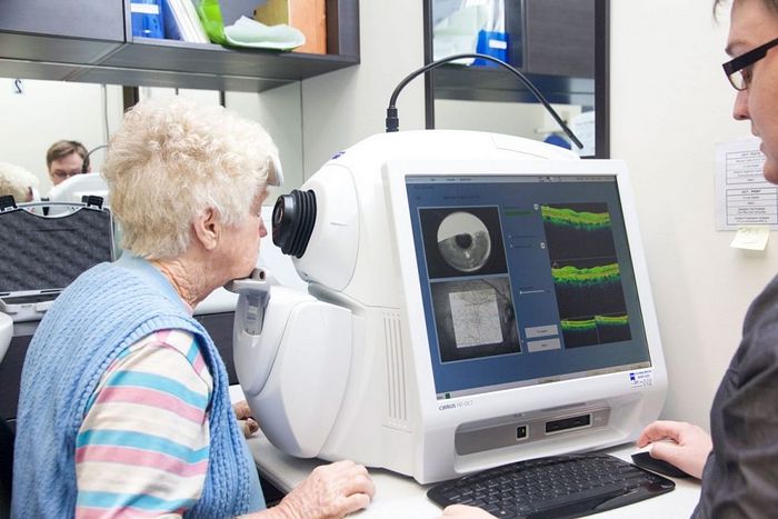 Московско свештенство подарило офтамолошки томограф болници у част Патријарховог рођендана