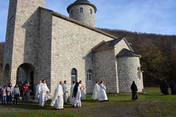 ОСВЕШТАН МАНАСТИР ПРЕКОБРЂЕ У ДОЊОЈ МОРАЧИ, БОГОСЛУЖИО МИТРОПОЛИТ АМФИЛОХИЈЕ