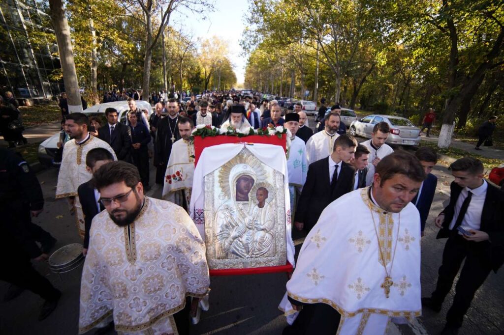 Peste 4000 de credincioși au participat la procesiunea din Slobozia