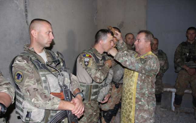 Militarii români din Afganistan își încep activitatea prin rugăciune