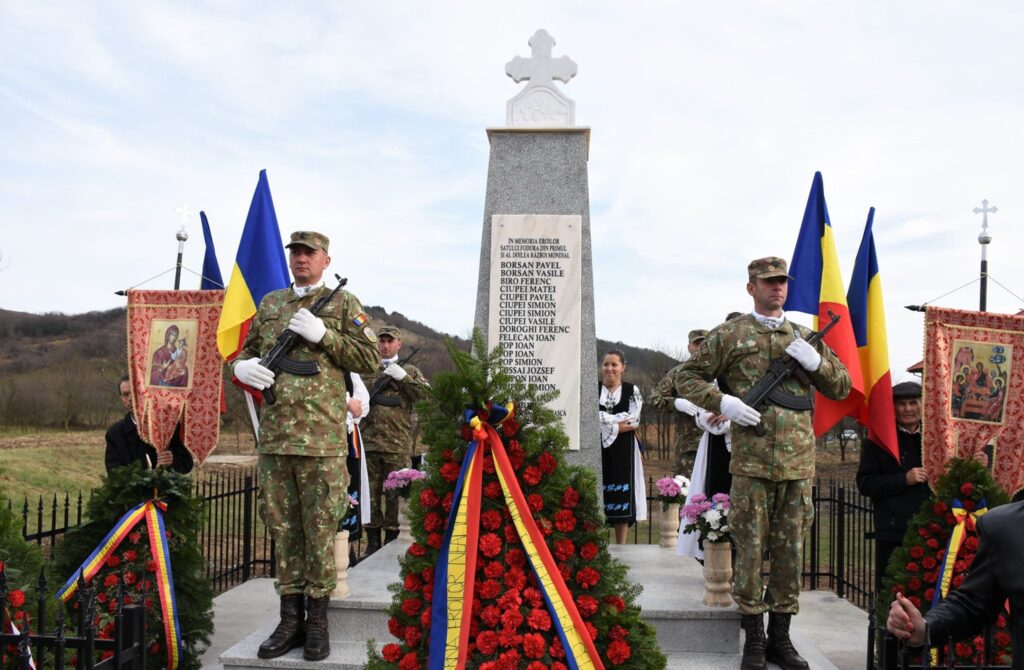 Mitropolitul Clujului a sfințit monumentul din Fodora dedicat eroilor din cele două Războaie Mondiale