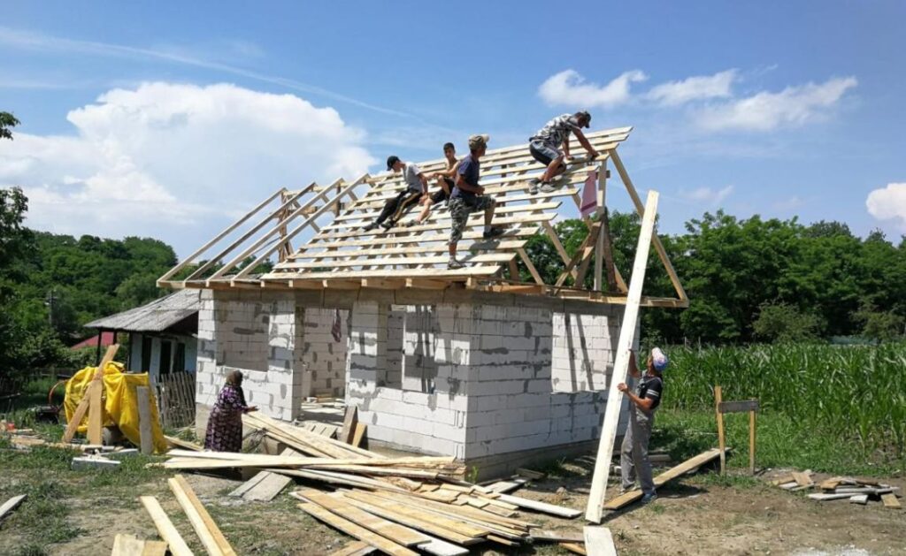 Comunitatea parohială din Bărcu-Goşmani a construit o casă pentru două persoane neajutorate