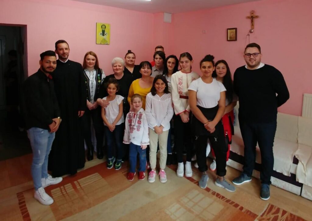 Actualii şi foştii beneficiari ai Centrului Sf. Vasile din Alba s-au întâlnit la a 16-a aniversare a instituţiei