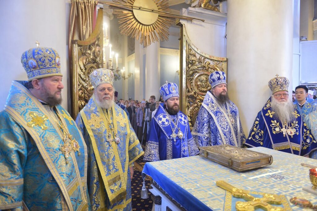Иерархи и клирики шести Поместных Православных Церквей приняли участие в богослужении в честь престольного праздника храма иконы Божией Матери «Всех скорбящих Радость» города Москвы
