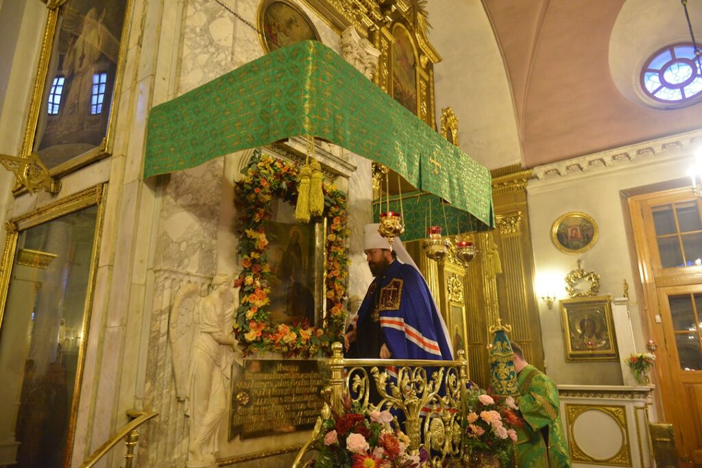 В день памяти преподобного Варлаама Хутынского митрополит Иларион совершил литургию в храме в честь иконы Божией Матери «Всех скорбящих Радость»