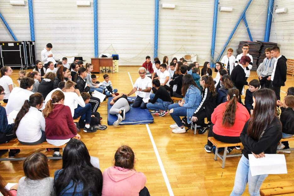 Voluntarii CMN i-au învățat pe elevii din Pantelimon cum să acorde ajutor în situații de urgență