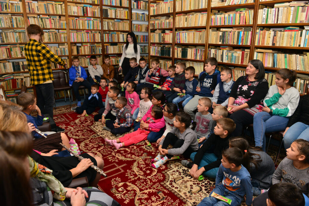 Bucuria muzicii, împărtășită copiilor de la Aşezământul „Sf. Ierarh Leontie” din Rădăuţi