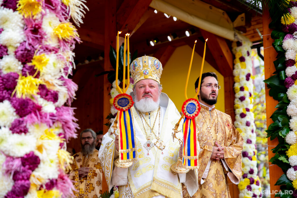 Zeci de pelerini vin de 6 ani de la peste 600 de kilometri depărtare la hramul Paraclisului CMN