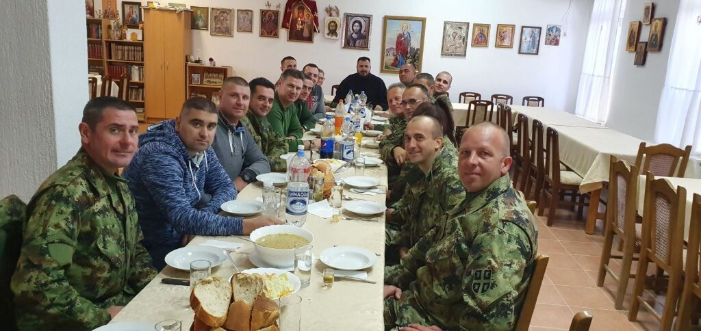 Припадници Војске Србије дочекани у парохијском дому врујачке цркве