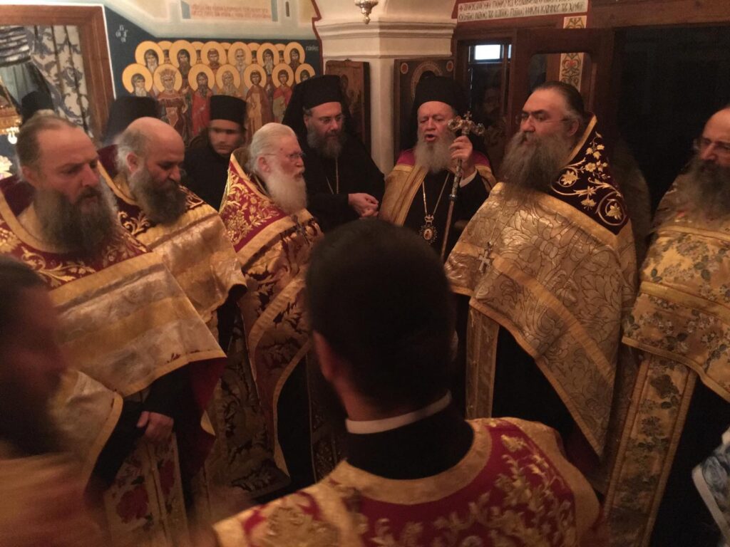 Τρισαρχιερατικός μεθέορτος εσπερινός στο κελλί του Ιερού Χρυσοστόμου