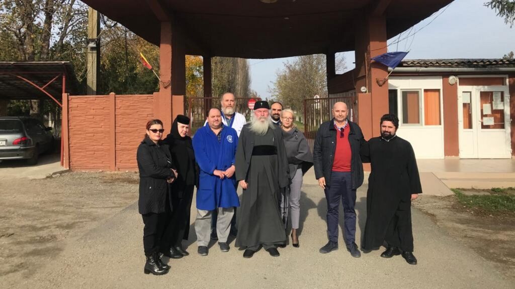 Rumani: Mitropoliti i Banat-it dhuron veshje dimërore për pacientët e spitalit Psikiatrik