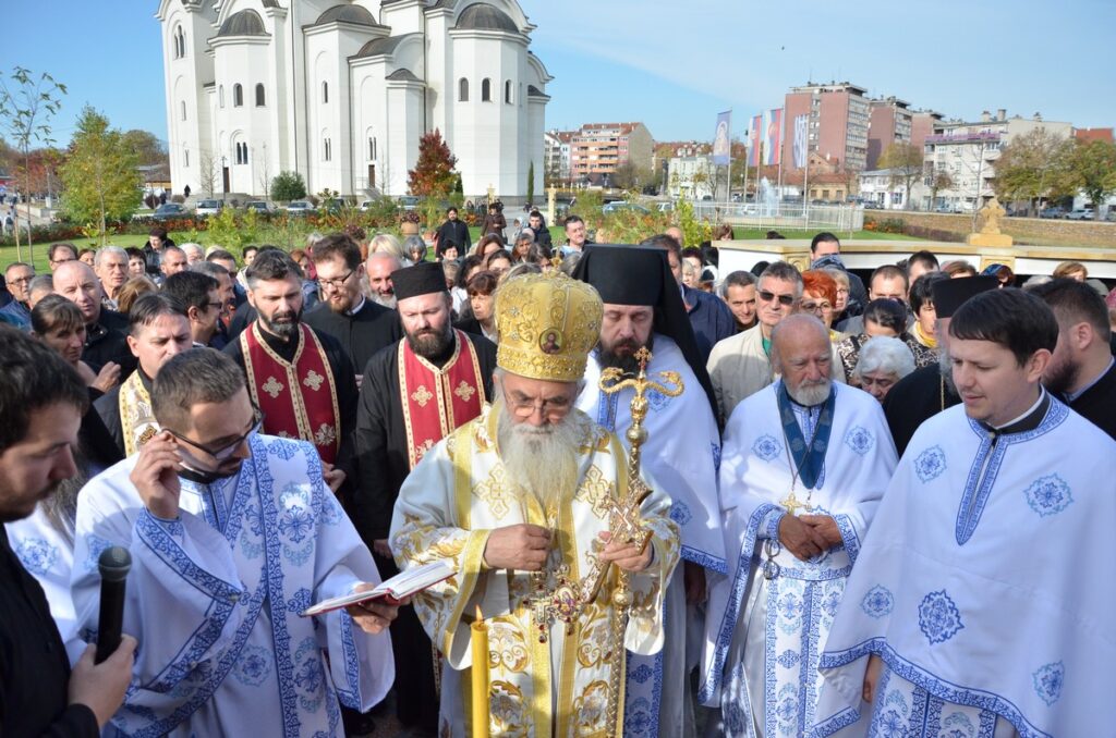 Свети Нектарије нас гледа својим духовним очима