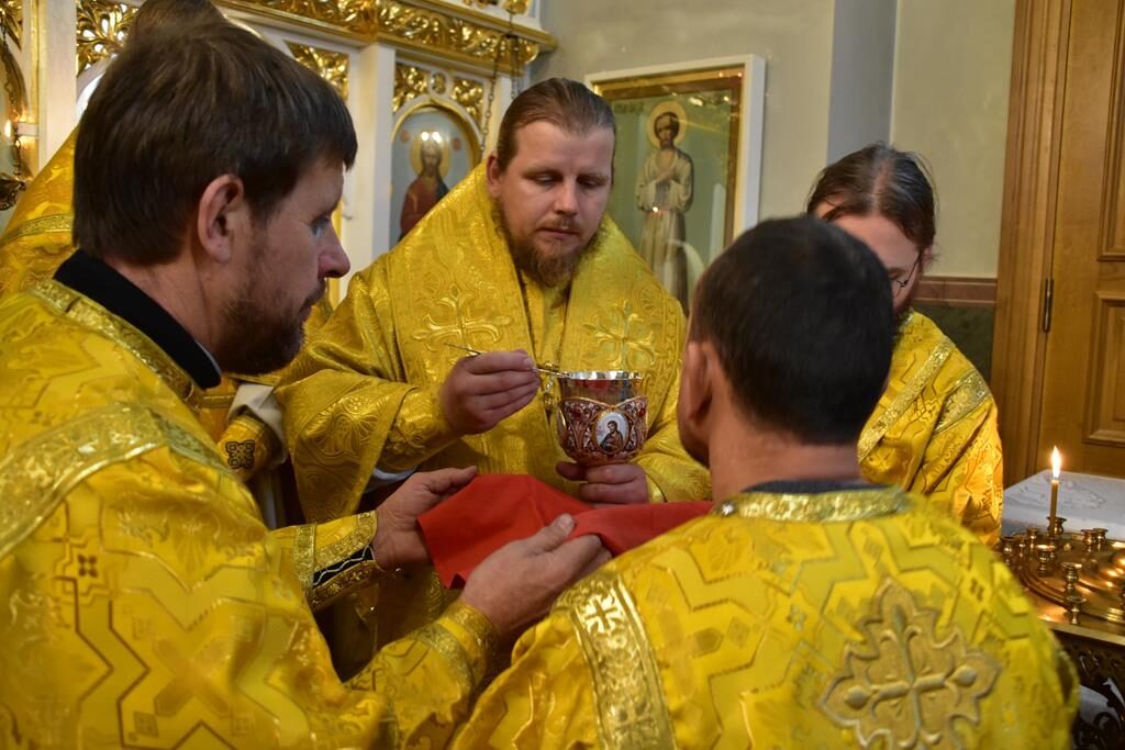 В день памяти св. апостола Луки Преосвященнейший Епископ Иоанн совершил Божественную литургию