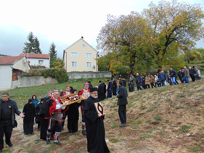 Крст наших предака непрестано носимо у срцима својим
